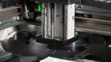 Kan testleri için bilgisayarlı tıbbi ekipman bir kimyasal laboratuvar da gidiyor kan analizi sürme ve bir laboratuvarda dikey olarak dar bir boru aşağı hareket robotik ve otomatik tıbbi ekipman Harika görünümü