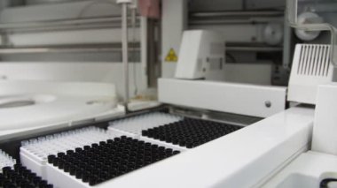 Kan tahlili için gelişmiş plastik tıbbi ekipman. Birçok tüpü test ediyor. Bir laboratuvarda kan tüpleri düzinelerce kapsayan hareketli parçalardan yapılmış çağdaş bir plastik tıbbi ekipman heyecan verici görünümü