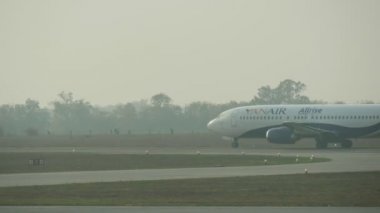Kiev, Ukrayna - 26 Haziran 2018: İlkbaharda Ukrayna'da arka planda bir orman ile modern aerodrome yavaş yavaş sürme büyük bir yolcu uçağı nın ilham verici görünümü