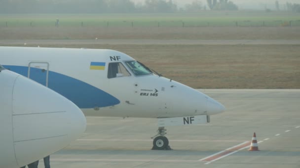 Kiev Oekraïne Juni 2018 Spannend Uitzicht Luchthaven Arbeiders Gele Uniformen — Stockvideo