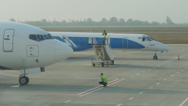 Kiev Oekraïne Juni 2018 Indrukwekkend Uitzicht Luchthaven Arbeiders Gele Uniformen — Stockvideo