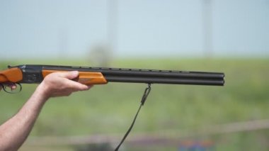 Modern üzerinde ve silah altında yavaş hareket güneşli bir günde geniş bir yelpazede kil hedeflere ateş bir çift namlulu av tüfeği slo-mo Amazing closeup büyük bir aralığında kil hedefleri haşhaş