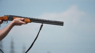 Way-out üzerinde ve yavaş hareket güneşli bir günde geniş bir yelpazede kil güvercinler ateş bir çift namlulu av tüfeği slo-mo Şaşırtıcı closeup büyük bir aralıkta kil hedefleri çekim ve silah altında