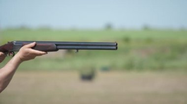 Modern üzerinde ve yavaş hareket te büyük bir aralıkta kil güvercinler ateş altında yavaş çekim güneşli bir günde ufuksuz bir aralıkta kil plakaları haşhaş bir çift namlulu tüfek heyecan verici closeup