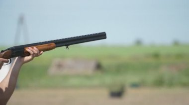 Way-out üzerinde ve yavaş çekim de büyük bir aralıkta kil güvercinler çekim altında yavaş çekim güneşli bir günde sınırsız bir aralıkta skeet plakaları ateş çift namlulu tüfek meraklı closeup