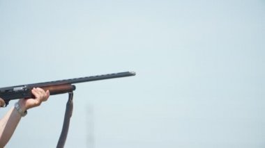 Kil plakalar ve kasa da haşhaş slo-mo Bir sportif bir tek namlulu shortgun hedefleyen ve skeet güvercinler de çekim bir sportif tek namlulu shortgun closeup içinde ihlal kilit dışarı uçan durumda slo-mo içinde yaz aylarında uçan durumda