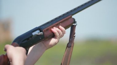 Tek namlulu tüfek hedefleme ve kartuş durumda slo-mo etkileyici bir yükseltilmiş namlu shortgun çekim kilidi ihlal dışarı uçan ve bir kil güvercin ateş. Slo-mo'da yükselen boş bir kartuş kılıfı