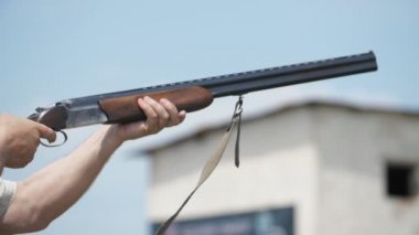 Pro adam onun çift namlulu tüfek ile nişan ve slo-mo onun over-and-under av tüfeği ile nişan ve slo-mo yaz aylarında bir dizi uçan bir skeet hedefe ateş sportif bir adamın slo-mo Wonderful görünümünde güvercinler çekim