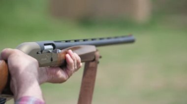 Modern tüfek çekim ve kartuş durumda slo-mo bir kil hedefe dönüm ve çekim güncel bir varil tüfek çarpıcı görünümünde kilit ihlal dışarı uçan. Slo-mo'da uçan boş bir kartuş kılıfı