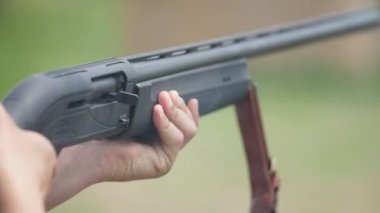 Modern av tüfeği ateş ve modern bir varil tüfek hedefleme ve kil hedefe ateş slo-mo Wonderful görünümünde kilit ihlal düşen bir kartuş durumda. Slo-mo'da uçan beyaz bir kartuş kılıfı