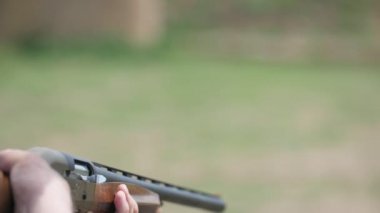 Av tüfeği çekim ve bir kartuş durumda slo-mo bir varil tüfek avcılık ve kil hedefe ateş kilitleme klüdetmek dışarı uçan. Slo-mo'da çıkan beyaz bir kartuş kılıfı