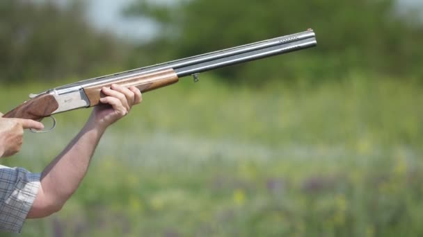 화창한 범위에서 비둘기를 촬영하는 소총의 슬로우 범위에서 클레이 비둘기를 겨냥한 — 비디오
