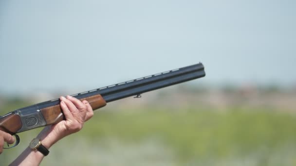 Homem Atirando Cima Debaixo Espingarda Treinamento Skeet Tiro Câmera Lenta — Vídeo de Stock