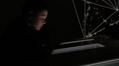 Dak Avrupa Parlamento salonu ve video ekranlarına bakan küçük bir çocuk karanlık bir Avrupa Parlamentosu Sarayı 'nın gizemli görünümü ve on yaşındaki bir çocuk, birkaç video monitörü yüklü bakıyor