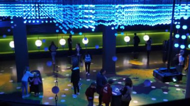 Brüksel, Belçika-1 Nisan 2019: Avrupa Parlamento Binası 'nın muhteşem manzarası, akşamları lüks plakalar ve yüzlerce mavi ve beyaz lamba ile aydınlatılmış