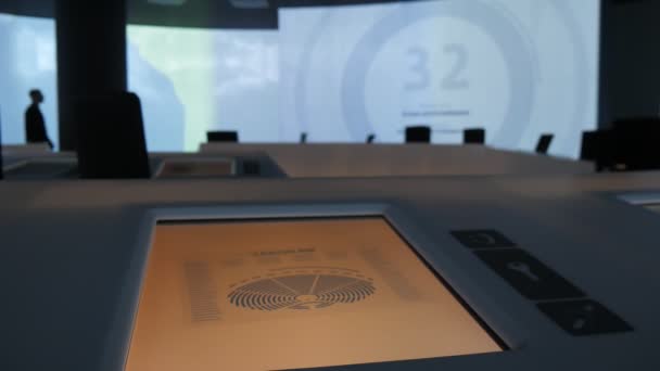 Büyük Ahşap Masa Dikey Beyaz Ekran Ile Avrupa Parlamentosu Salonu — Stok video