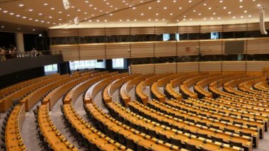Brüksel, Belçika-1 Nisan 2019: AB milletvekilleri ve balkonlar için yarı yuvarlak yerler ile Avrupa Parlamentosu 'nun geniş oturum salonu etkileyici görünümü 