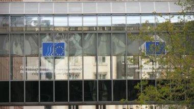 Brüksel, Belçika-1 Nisan 2019: bahar aylarında güneşli bir günde büyük semboller ve büyük pencereler ile modern Avrupa Parlamentosu binasının etkileyici görünümü 