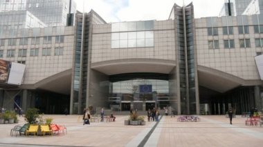 Brüksel, Belçika-1 Nisan 2019: cam kemerleri ile Avrupa Parlamentosu evinde neşeli insanların görkemli görünümü, bahar güneşli bir gün Brüksel 'de iki cam sütunlar.