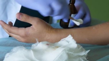 Modern bir hastanede bir hastanın elini kontrol eden beyaz üniformalı doktor, klinikteki bir hastanın elini inceleyen beyaz üniforma ve beyaz eldiven giymiş ortopedik cerrahi doktorunun çarpıcı görünümü