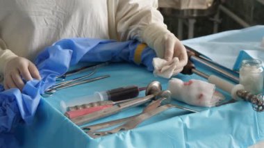 Ortopedik operasyonlar için kullanılan tıbbi aletler klinikte özel bir masada farklı formlarda özel bir konteyner içine konulan tıbbi aletlerin çarpıcı görünümü ve uygun olanları seçen bir uzman