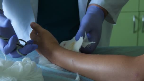 Especialista Uniforme Blanco Revisando Una Mano Una Persona Una Sala — Vídeos de Stock