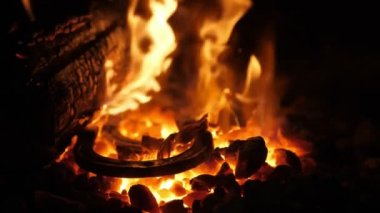 Eski bir Ukrayna demirci atölyesinde azgın çatalile uğursuz fırın alev demirci demirci demirci bir ejderha maw gibi görünen ateşin azgın çatal ile ferforje metal için yanan bir ocak Fairytale görünümü.