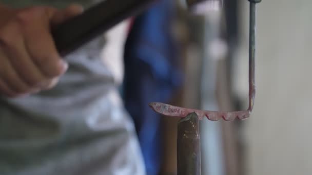 Jovem Ferreiro Batendo Uma Haste Metálica Derretida Uma Forja Tradicional — Vídeo de Stock