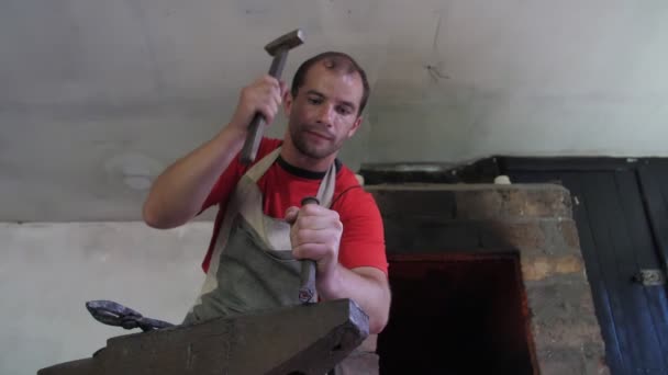 Pandai Besi Mencolok Pahat Logam Untuk Membuat Mawar Besi Tempa — Stok Video
