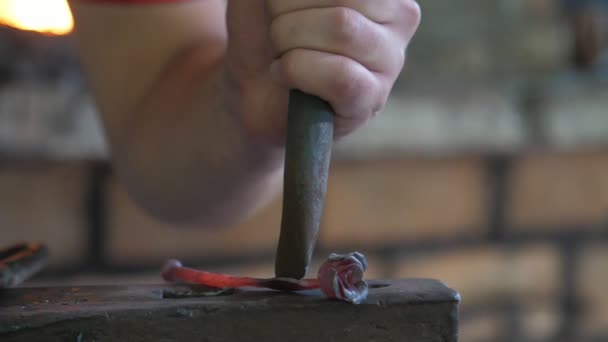 Fabbro Che Colpisce Ragazzo Metallico Fare Salire Ferro Una Fucina — Video Stock