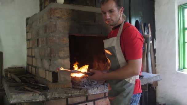 Joven Delantal Mirando Manteniendo Una Rosa Hierro Llamas Horno Interior — Vídeos de Stock