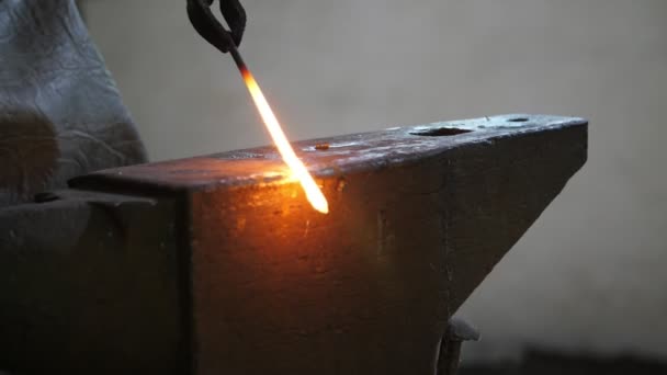 Blacksmith Keeping Molten Rod Tongues Steel Anvil Dark Forge Gorgeous — Stock Video