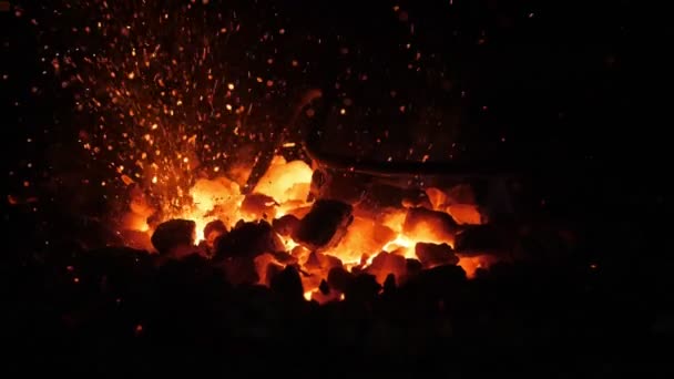 Horno Fuego Naranja Con Horquillas Bajas Antiguo Taller Herrería Ucraniano — Vídeo de stock