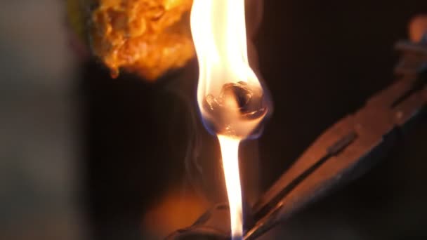 Καθηλωτική Τριαντάφυλλο Σιδήρου Φλόγα Που Διατηρείται Φωτιά Ένα Παραδοσιακό Εργαστήρι — Αρχείο Βίντεο