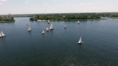 Yaz aylarında güneşli bir günde Dnipro yelken beyaz sportif yatlar beyaz sportif yatlar Marvelous kuş gözü dnipro nehri üzerinde yarışan beyaz yat havadan çekim. Yarış devam ediyor.