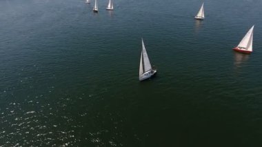 Güneşli bir günde Dnipro nehri üzerinde yelken güzel yathavadan çekim Yaz güneşli bir günde Dnipro hareket beyaz sportif yatmuhteşem kuş gözü. Bir yarışta yarışırlar..