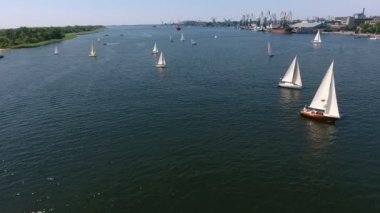 Güneşli bir günde Dnipro nehri üzerinde yelken çok sayıda yat havadan çekim Yaz güneşli bir günde Dnipro yelken birçok beyaz yatlar Muhteşem kuş bakışı. Bir yarışa katılıyorlar. Gökyüzü açık mavi..