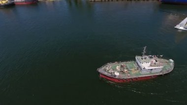 Yaz aylarında güneşli bir günde Dnipro'ya giden küçük bir römorkörün havadan çekilmiş görüntüsü Yazın güneşli bir günde Dnipro'nun ortasında hareket eden gri bir römorkörün yukarı-aşağı görünümü. Pırıl pırıl dalgalar iyi görünüyor.