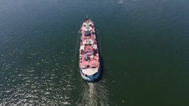 Güneşli bir günde Dnipro ortasında hareket eden büyük bir mavna havadan çekim Yaz güneşli bir günde Dnipro ortasında yüzen büyük bir kargo mavna çarpıcı kuş bakışı görünümü. Dalgalanan sular parlak bir şekilde parlar.