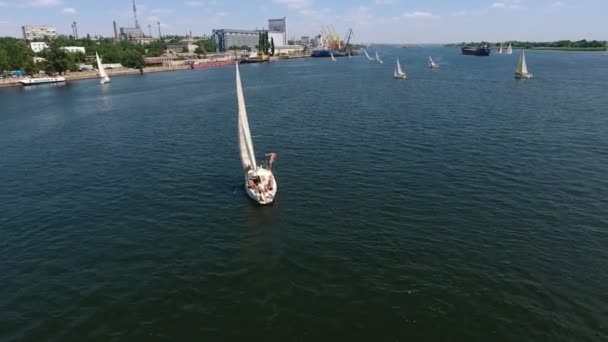 Vue Aérienne Yacht Luxe Naviguant Dans Rivière Dnipro Par Une — Video