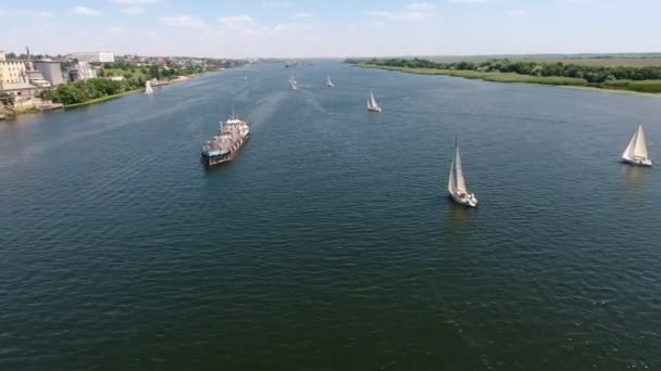 Luftaufnahme Von Mehreren Yachten Und Einem Großen Lastkahn Der Dnipro — Stockvideo