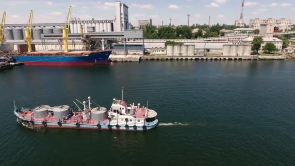 Lotnicze Strzał Małej Barki Poruszające Się Wzdłuż Nabrzeża Rzeki Słoneczny — Wideo stockowe