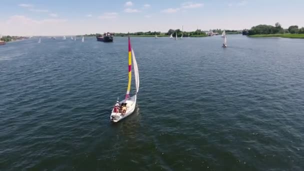 Luchtfoto Van Een Prachtige Zeilboot Drijvend Dnipro Een Zonnige Dag — Stockvideo