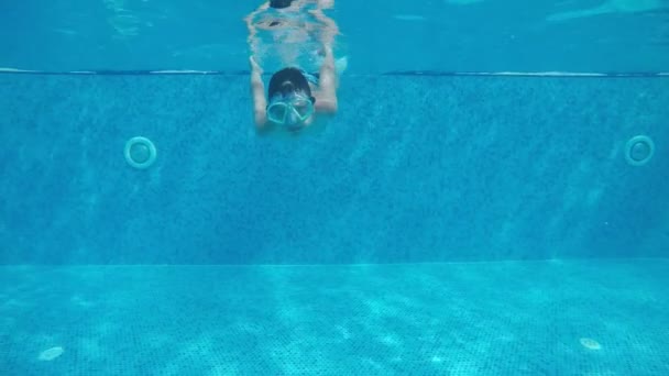 Jolly Kid Nuota Sorride Nella Piscina All Aperto Bambini Alanya — Video Stock