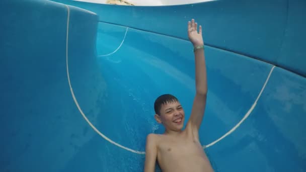 Riendo Niño Deslizándose Parque Acuático Alanya Gran Tubo Verano Slo — Vídeo de stock