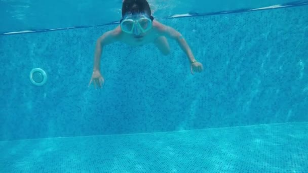 幸せな少年は 夏にスロモでトルコのパドリング池で笑顔と水泳のマスクでスポーティな小さな男の子のスロモ陽気な眺めで アラーニャのオープンパドリングプールで泳いで微笑んでいます — ストック動画