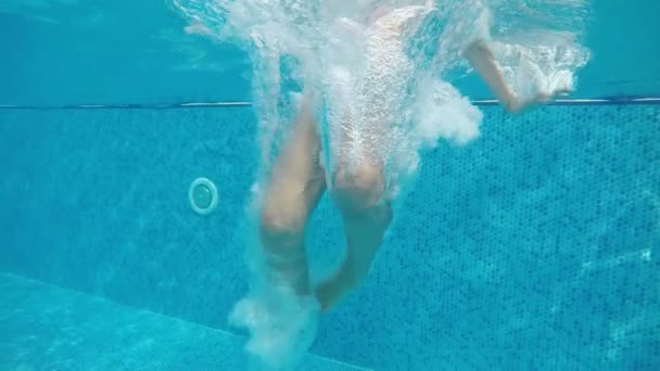 Fröhlicher Junge Der Einem Schwimmbad Mit Spritzern Alanya Sommer Slo — Stockvideo