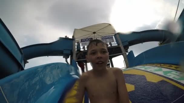 アランヤ トルコ 2019年6月21日 スローモーションで夏の灰色の空と曇りの天候でアランヤリゾートで滑り落ちるアクティブな小さな男の子の陽気な眺め — ストック動画