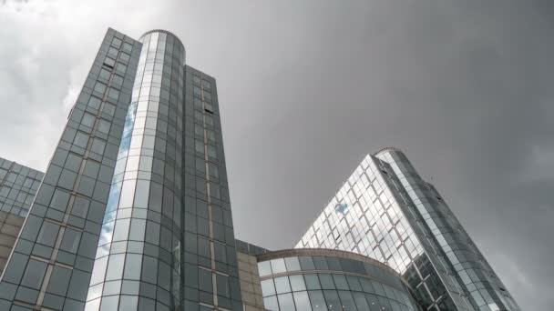 Casa Parlamento Europeu Com Torres Altas Céu Cinzento Primavera Vista — Vídeo de Stock