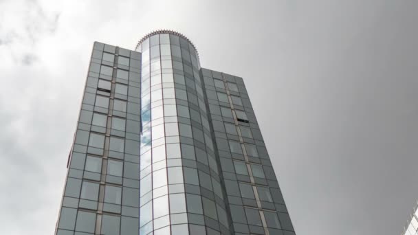 Toren Van Het Europees Parlementsgebouw Bij Grey Sunset Het Voorjaar — Stockvideo